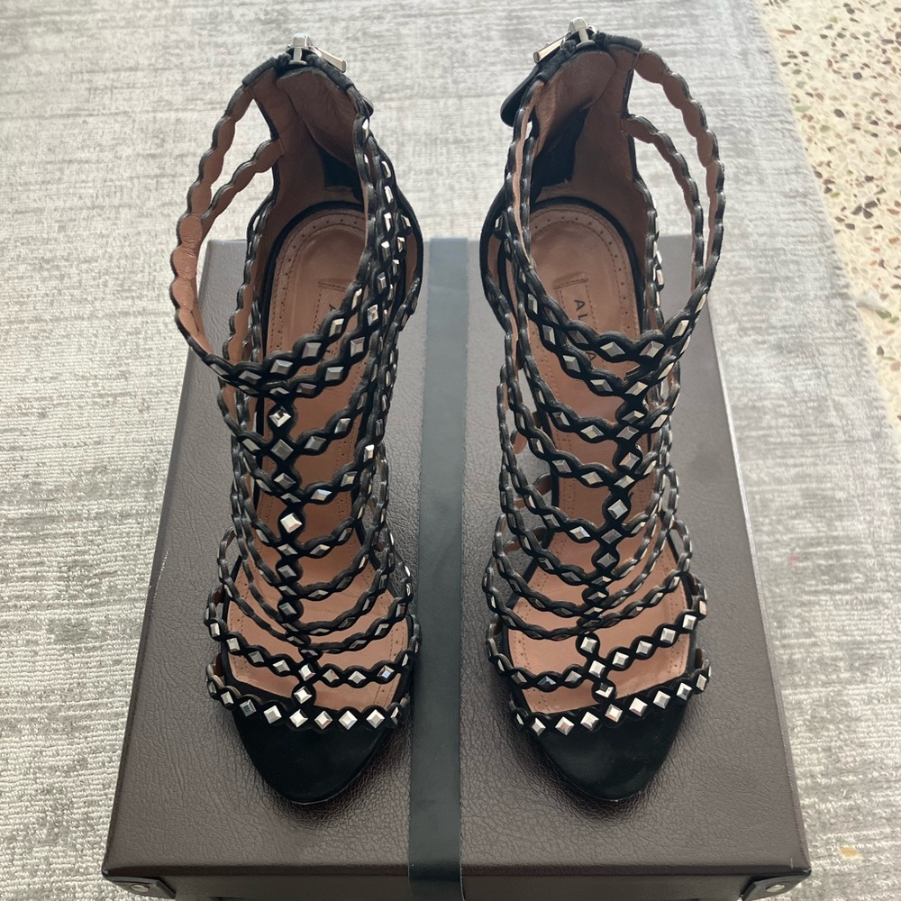 Alaia ankle booties